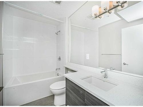 2403-95 Burma Star Road Sw, Calgary, AB - Indoor Photo Showing Bathroom