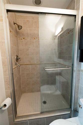 3-713 Mcdougall Road Ne, Calgary, AB - Indoor Photo Showing Bathroom