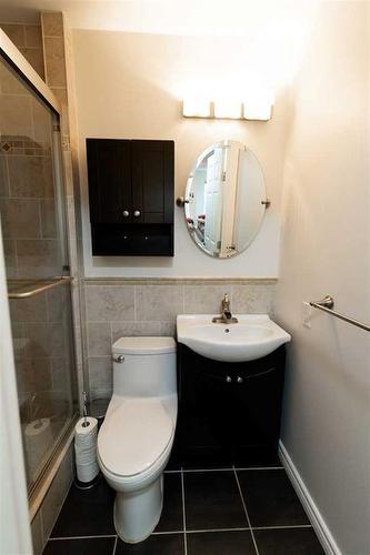 3-713 Mcdougall Road Ne, Calgary, AB - Indoor Photo Showing Bathroom