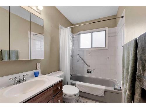 2442 Elmwood Drive Se, Calgary, AB - Indoor Photo Showing Bathroom