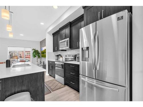 348 Chinook Gate Close Sw, Airdrie, AB - Indoor Photo Showing Kitchen