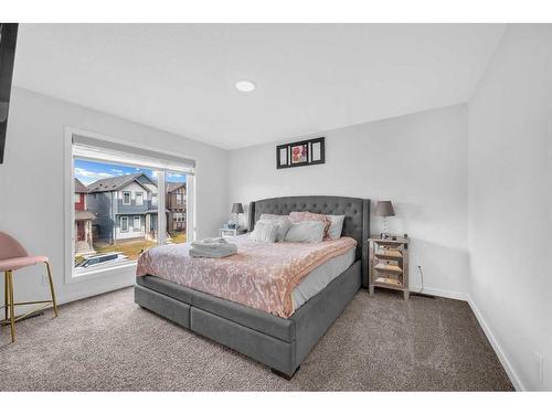 348 Chinook Gate Close Sw, Airdrie, AB - Indoor Photo Showing Bedroom