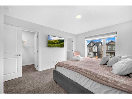 348 Chinook Gate Close Sw, Airdrie, AB - Indoor Photo Showing Bedroom