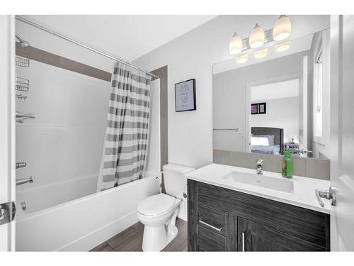 348 Chinook Gate Close Sw, Airdrie, AB - Indoor Photo Showing Bathroom