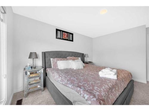 348 Chinook Gate Close Sw, Airdrie, AB - Indoor Photo Showing Bedroom