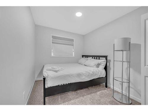 348 Chinook Gate Close Sw, Airdrie, AB - Indoor Photo Showing Bedroom