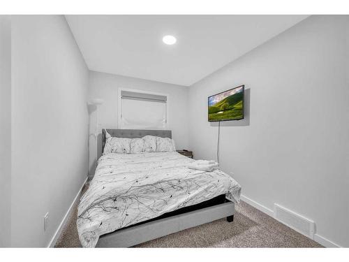 348 Chinook Gate Close Sw, Airdrie, AB - Indoor Photo Showing Bedroom