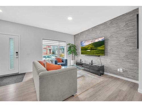 348 Chinook Gate Close Sw, Airdrie, AB - Indoor Photo Showing Living Room