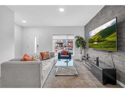 348 Chinook Gate Close Sw, Airdrie, AB - Indoor Photo Showing Living Room