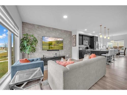 348 Chinook Gate Close Sw, Airdrie, AB - Indoor Photo Showing Living Room