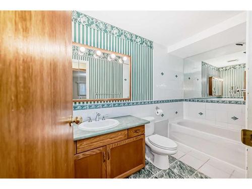 231 Shawglen Road Sw, Calgary, AB - Indoor Photo Showing Bathroom