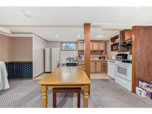 231 Shawglen Road Sw, Calgary, AB - Indoor Photo Showing Kitchen