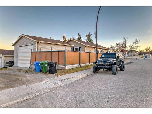 231 Shawglen Road Sw, Calgary, AB - Outdoor