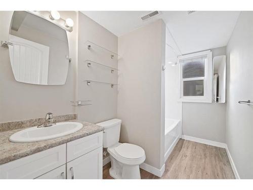 2131 Westmount Road Nw, Calgary, AB - Indoor Photo Showing Bathroom