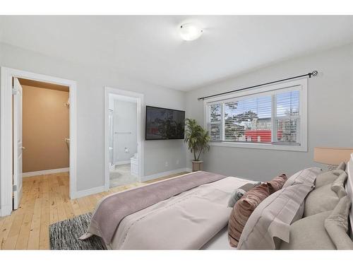 2131 Westmount Road Nw, Calgary, AB - Indoor Photo Showing Bedroom