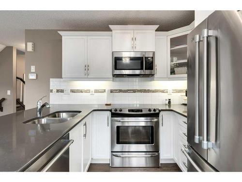 196 Windford Park Sw, Airdrie, AB - Indoor Photo Showing Kitchen With Stainless Steel Kitchen With Double Sink With Upgraded Kitchen