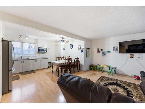 6709 29 Avenue Ne, Calgary, AB - Indoor Photo Showing Other Room