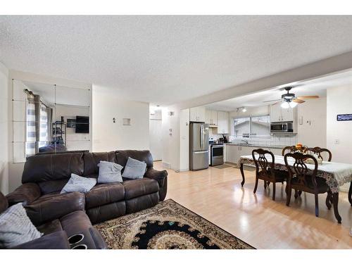 6709 29 Avenue Ne, Calgary, AB - Indoor Photo Showing Living Room