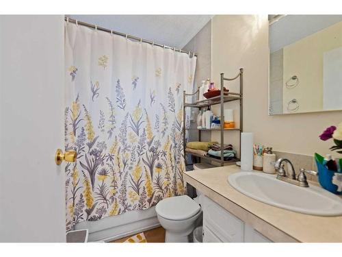 6709 29 Avenue Ne, Calgary, AB - Indoor Photo Showing Bathroom