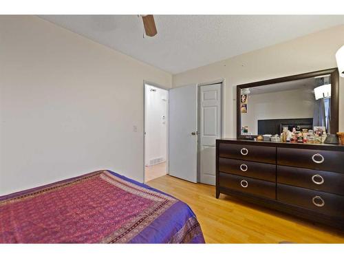 6709 29 Avenue Ne, Calgary, AB - Indoor Photo Showing Bedroom