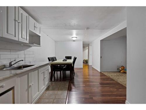 6709 29 Avenue Ne, Calgary, AB - Indoor Photo Showing Kitchen