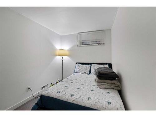 6709 29 Avenue Ne, Calgary, AB - Indoor Photo Showing Bedroom