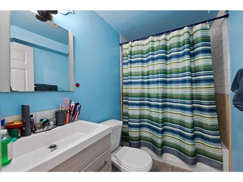 6709 29 Avenue Ne, Calgary, AB - Indoor Photo Showing Bathroom