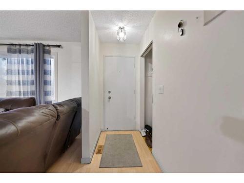 6709 29 Avenue Ne, Calgary, AB - Indoor Photo Showing Other Room