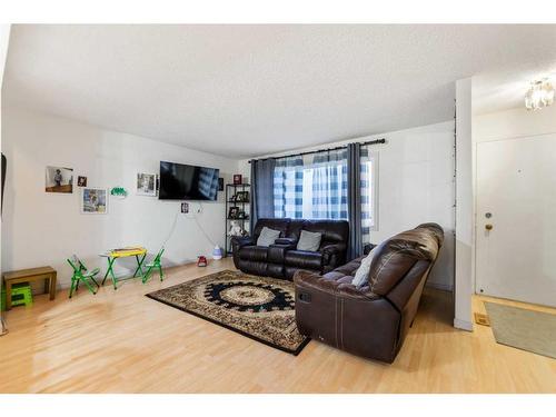 6709 29 Avenue Ne, Calgary, AB - Indoor Photo Showing Living Room