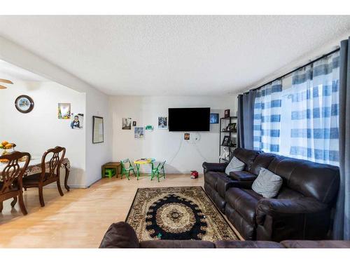 6709 29 Avenue Ne, Calgary, AB - Indoor Photo Showing Living Room