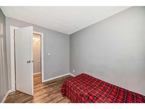 7006B Bowness Road Nw, Calgary, AB - Indoor Photo Showing Bedroom