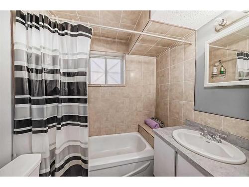 7006B Bowness Road Nw, Calgary, AB - Indoor Photo Showing Bathroom