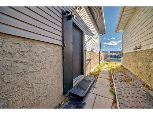 7006B Bowness Road Nw, Calgary, AB - Outdoor