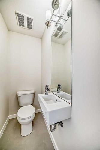 940 Sherwood Boulevard Nw, Calgary, AB - Indoor Photo Showing Bathroom