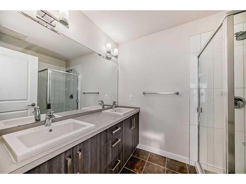 940 Sherwood Boulevard Nw, Calgary, AB - Indoor Photo Showing Bathroom