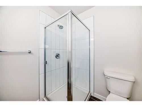 940 Sherwood Boulevard Nw, Calgary, AB - Indoor Photo Showing Bathroom