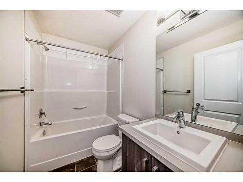 940 Sherwood Boulevard Nw, Calgary, AB - Indoor Photo Showing Bathroom