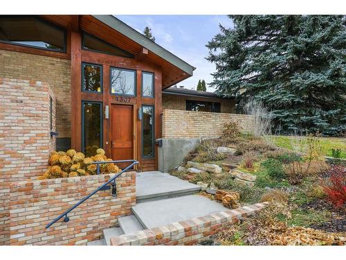 4307 Anne Avenue Sw, Calgary, AB - Outdoor