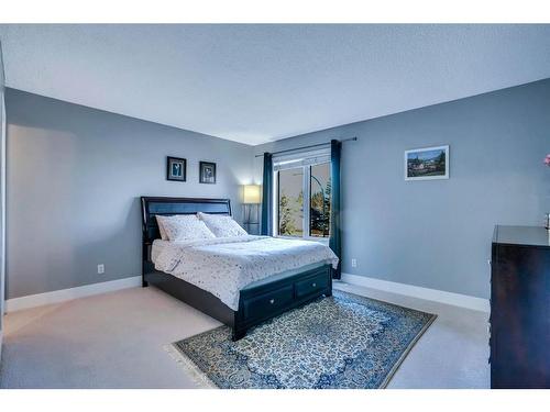 2-468 Woodbine Boulevard Sw, Calgary, AB - Indoor Photo Showing Bedroom