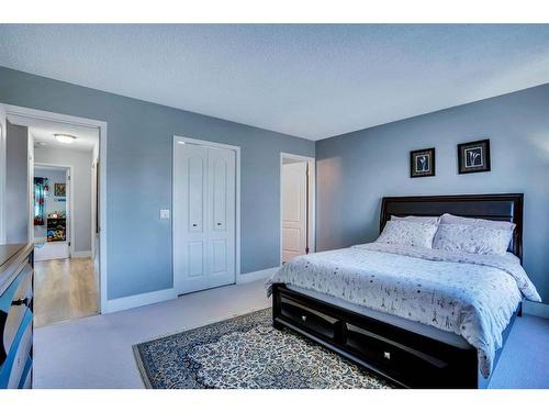 2-468 Woodbine Boulevard Sw, Calgary, AB - Indoor Photo Showing Bedroom