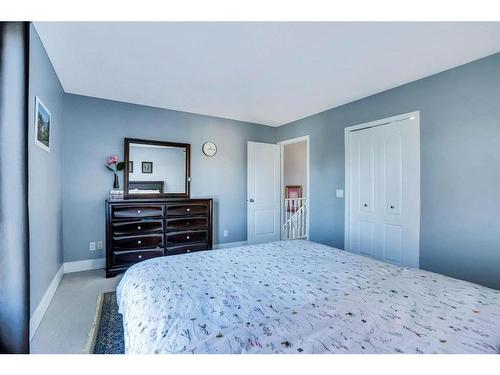 2-468 Woodbine Boulevard Sw, Calgary, AB - Indoor Photo Showing Bedroom