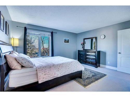 2-468 Woodbine Boulevard Sw, Calgary, AB - Indoor Photo Showing Bedroom