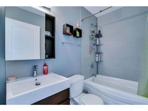 2-468 Woodbine Boulevard Sw, Calgary, AB - Indoor Photo Showing Bathroom