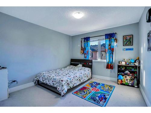 2-468 Woodbine Boulevard Sw, Calgary, AB - Indoor Photo Showing Bedroom