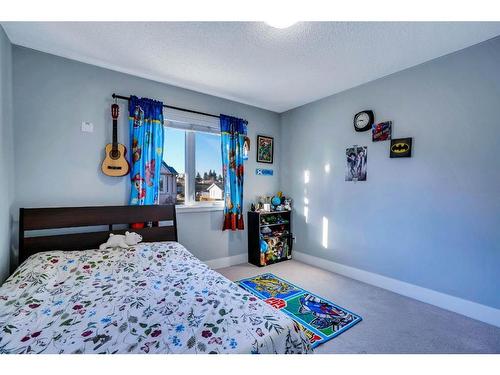 2-468 Woodbine Boulevard Sw, Calgary, AB - Indoor Photo Showing Bedroom