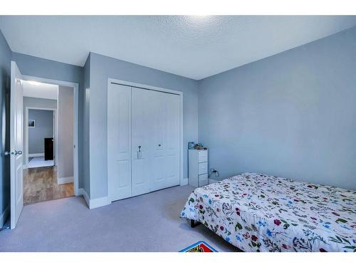 2-468 Woodbine Boulevard Sw, Calgary, AB - Indoor Photo Showing Bedroom