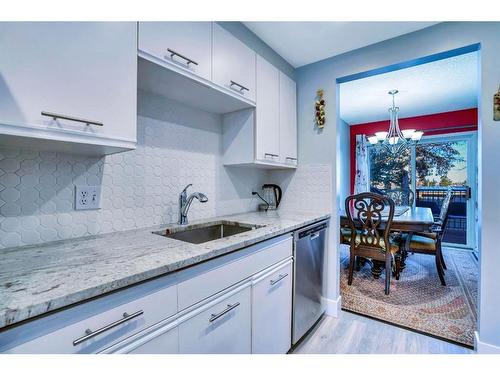 2-468 Woodbine Boulevard Sw, Calgary, AB - Indoor Photo Showing Kitchen