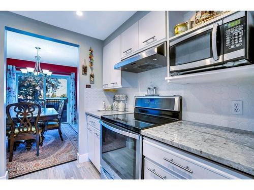 2-468 Woodbine Boulevard Sw, Calgary, AB - Indoor Photo Showing Kitchen