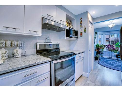 2-468 Woodbine Boulevard Sw, Calgary, AB - Indoor Photo Showing Kitchen With Upgraded Kitchen