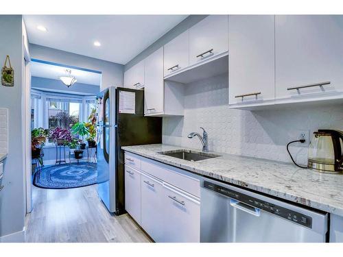 2-468 Woodbine Boulevard Sw, Calgary, AB - Indoor Photo Showing Kitchen